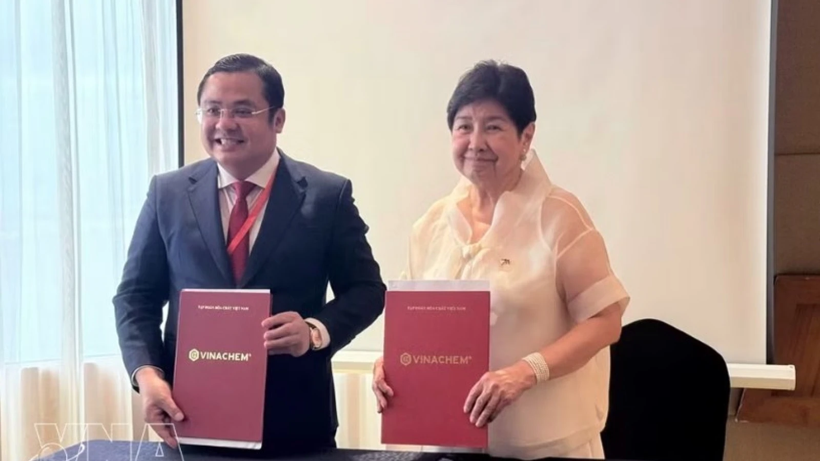 Vinachem strikes strategic cooperation deals with Philippine partners